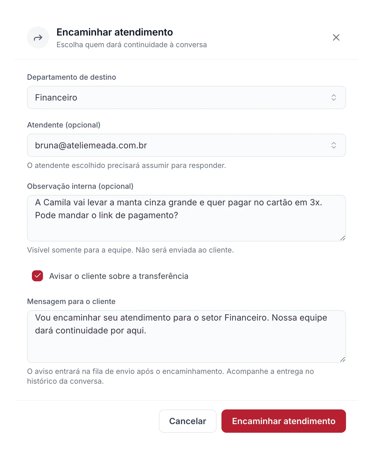 Janela de encaminhar atendimento com a escolha do departamento, da pessoa, a observação interna e a opção de avisar o cliente.