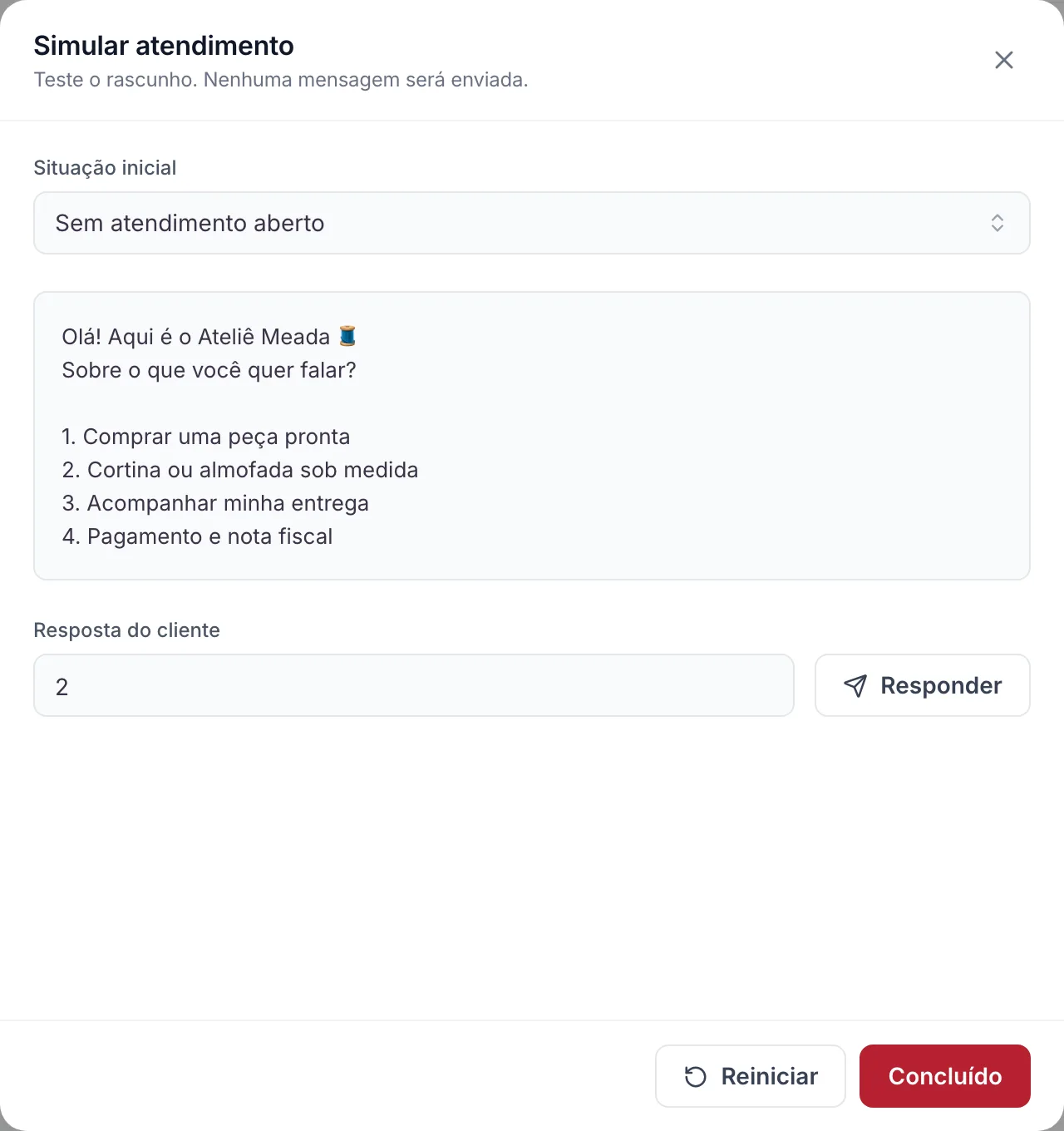 Simulador de atendimento aberto sobre o editor de fluxo, com a conversa de teste escolhendo a opção de cortina sob medida.
