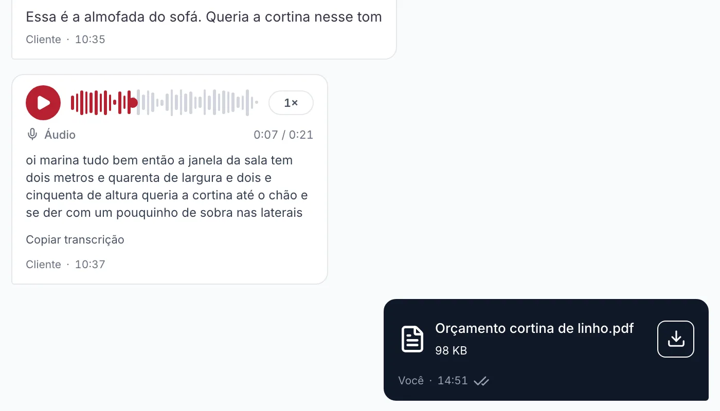 Nota de voz da cliente com a transcrição logo abaixo do player e o botão Copiar transcrição, entre a foto que ela mandou e o orçamento em PDF enviado pela loja.
